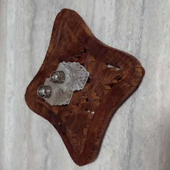 Vintage Glass Mini Salt and Pepper shakers - Picture 4 of 4